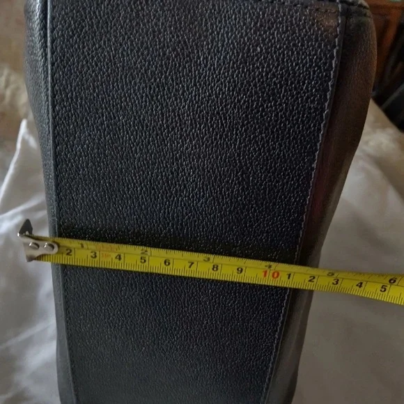 CHANEL Black Leather Shoulder Bag with Classic Design - Picture 16 of 17